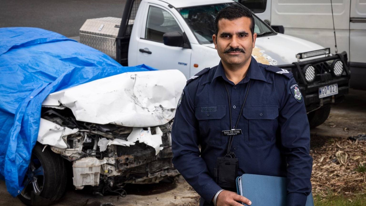 Police Life stories – Prior skills prove useful vehicle - Police officer stands in front of damaged vehicles 1280x720 – Feature