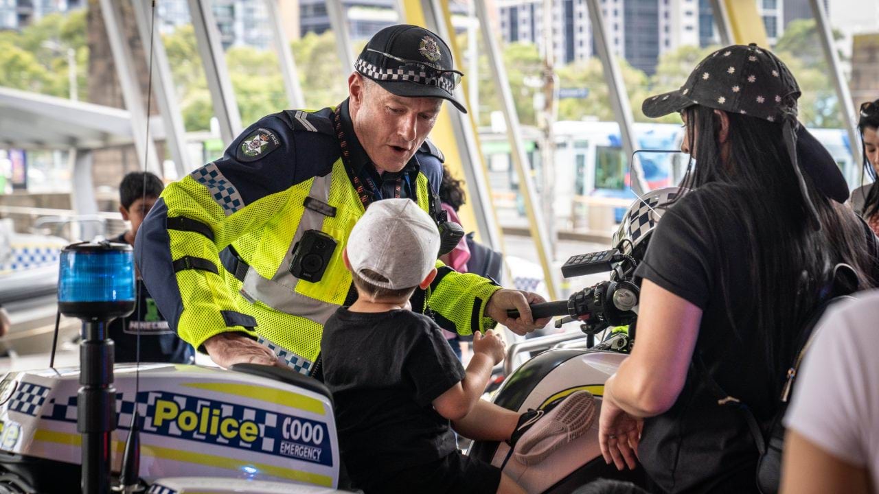 Officer with motorcycle talking to a child - 1280x720